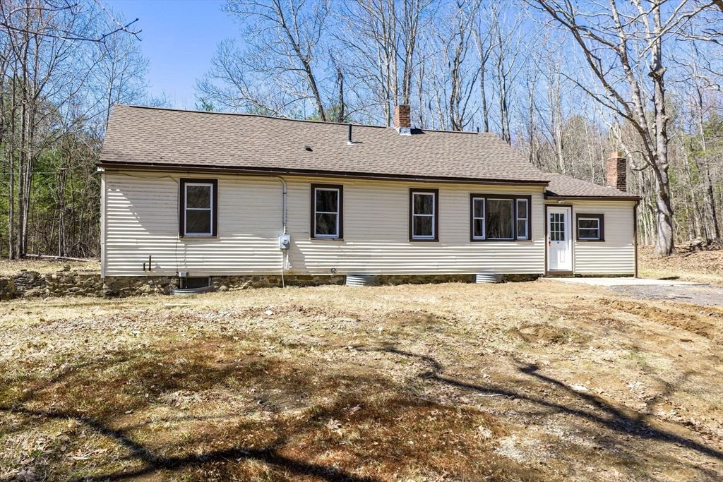 72 Nw Schoolhouse Rd, Dudley, MA 01571