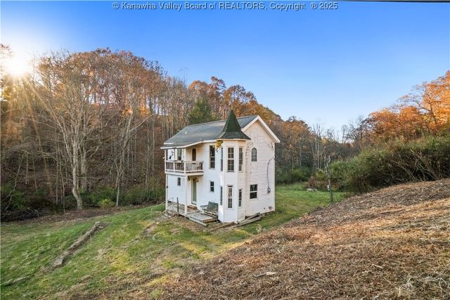 12555 McLane Pike, Liberty, WV 25124