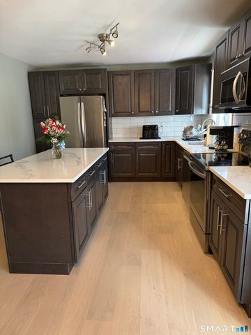 61 Victoria Court, Hamden, CT 06514