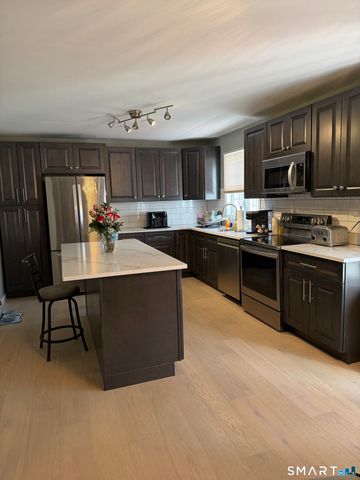 61 Victoria Court, Hamden, CT 06514