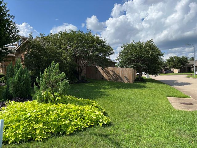 102 Piney Pathway, Magnolia, TX 77354