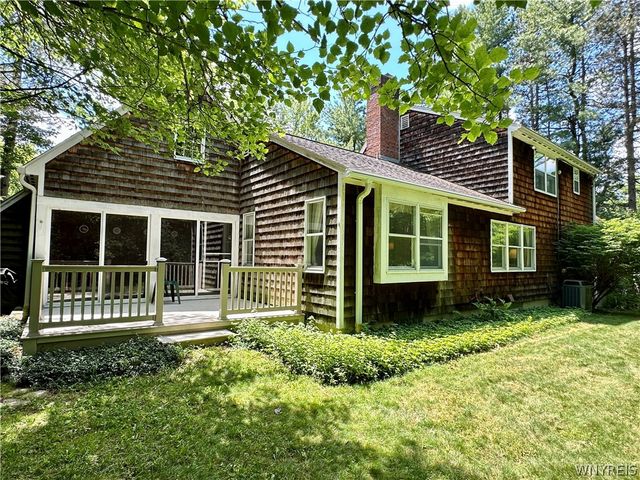40 Tanglewood Drive West, Orchard Park, NY 14127