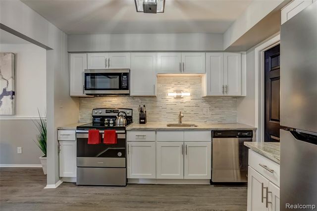 32023 W 14 Mile Road 108, Farmington Hills, MI 48334