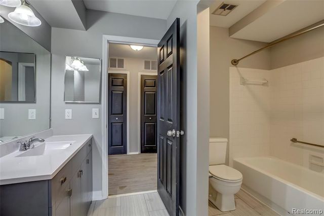 32023 W 14 Mile Road 108, Farmington Hills, MI 48334