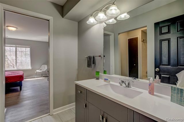 32023 W 14 Mile Road 108, Farmington Hills, MI 48334