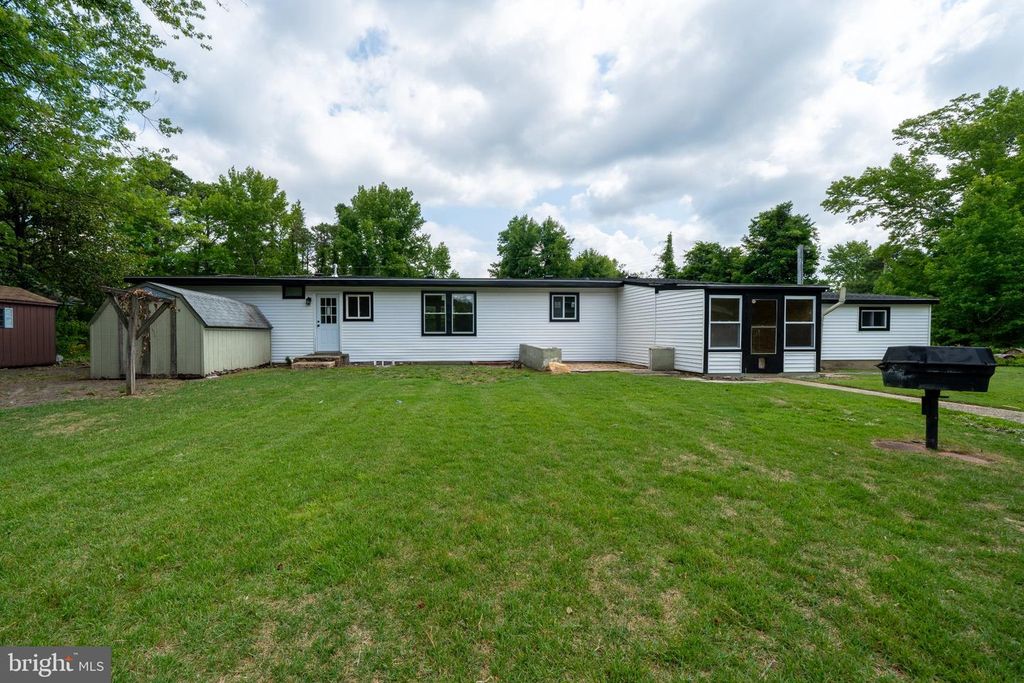 5904 CLOVERLEAF DR, MAYS LANDING, NJ 08330 — exterior