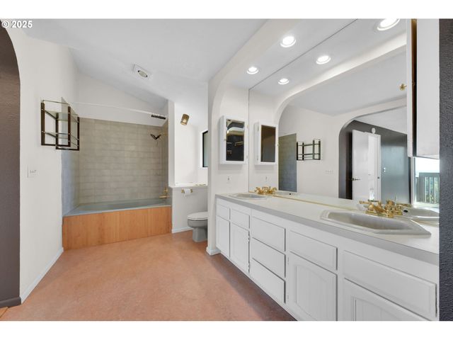 952 SUMMIT Blvd, Springfield, OR 97477