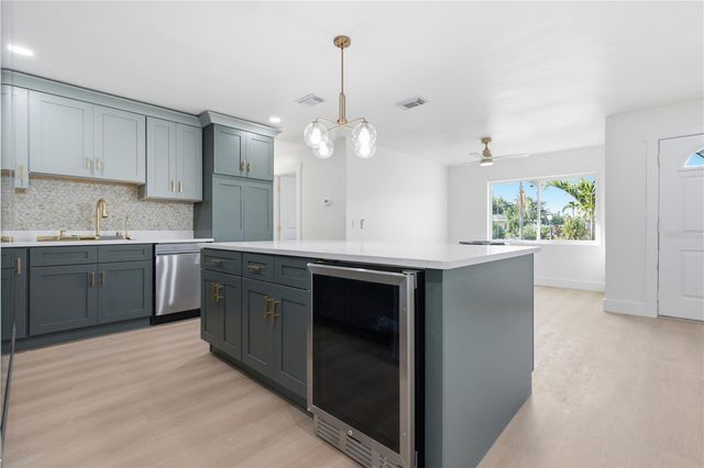 9460 TREASURE LANE NE, St Petersburg, FL 33702