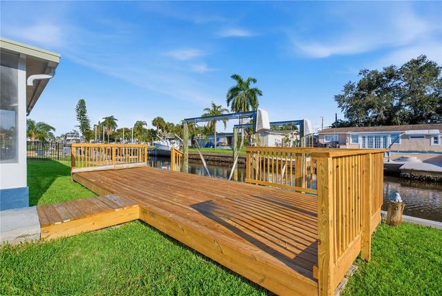 9460 TREASURE LANE NE, St Petersburg, FL 33702