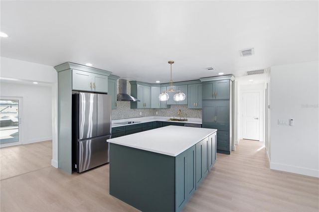 9460 TREASURE LANE NE, St Petersburg, FL 33702