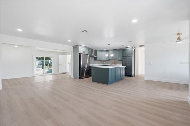 9460 TREASURE LANE NE, St Petersburg, FL 33702