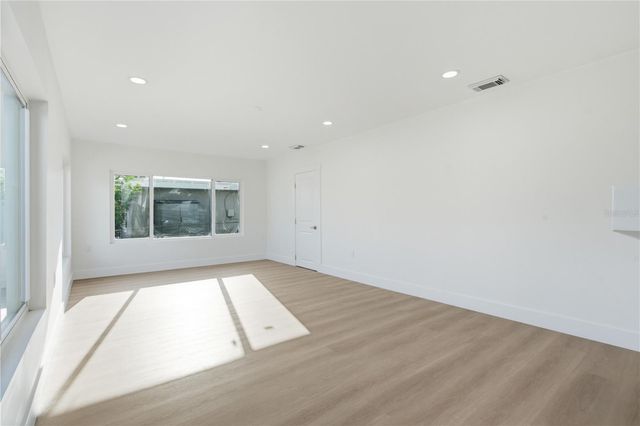 9460 TREASURE LANE NE, St Petersburg, FL 33702