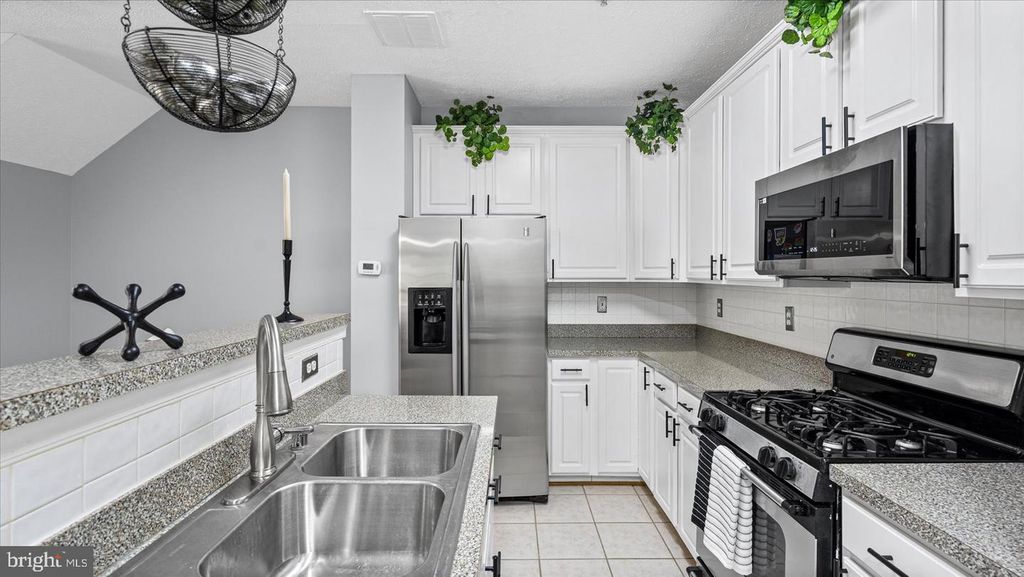 Image 14 of property listing at 9539 TESSA LN #9539, Owings Mills, MD 21117