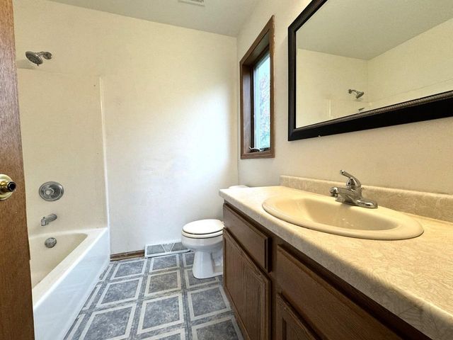 222 Granary CIRCLE, Hartland, WI 53029