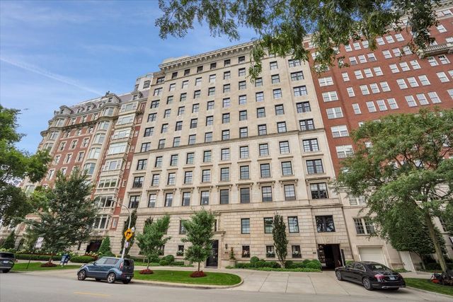 229 E Lake Shore Drive 10E, Chicago, IL 60611