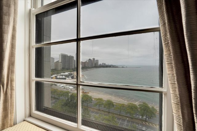 229 E Lake Shore Drive 10E, Chicago, IL 60611