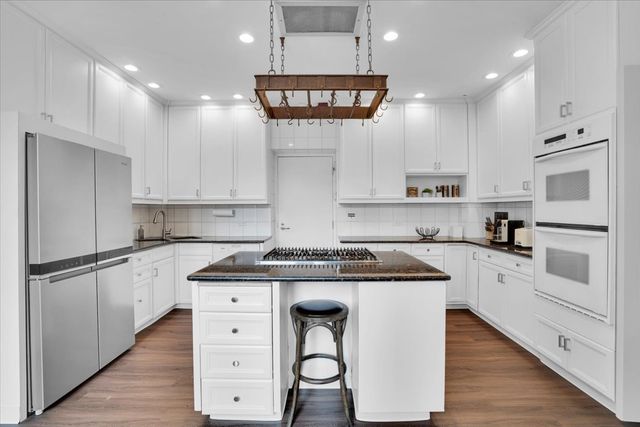 229 E Lake Shore Drive 10E, Chicago, IL 60611