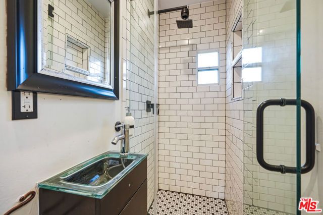 1284 S Cloverdale Avenue, Los Angeles, CA 90019