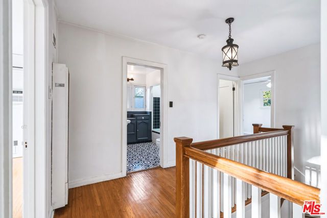 1284 S Cloverdale Avenue, Los Angeles, CA 90019