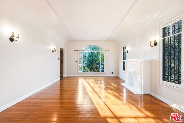 1284 S Cloverdale Avenue, Los Angeles, CA 90019