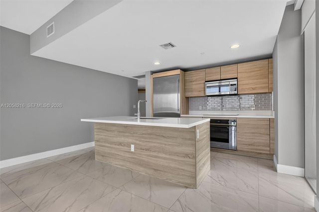16385 Biscayne Blvd 1215, North Miami Beach, FL 33160