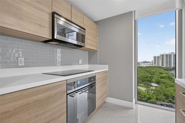 16385 Biscayne Blvd 1215, North Miami Beach, FL 33160