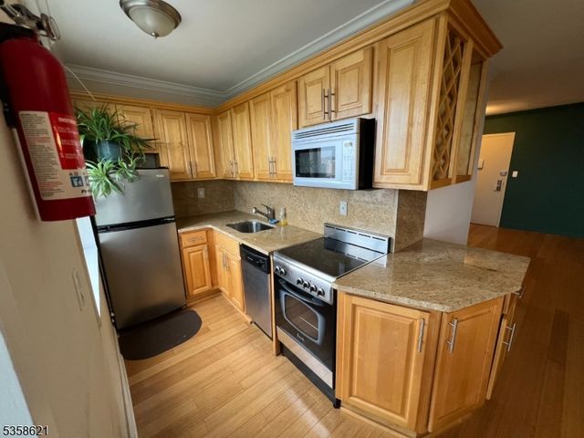 100 Manhattan Ave, Union City, NJ 07087