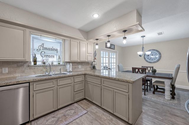 8 Cambridge Circle, Conroe, TX 77304
