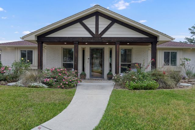 8 Cambridge Circle, Conroe, TX 77304