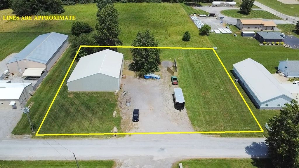 Image 1 of property listing at 9422 E Bellview Road, Mt Vernon, IL 62864