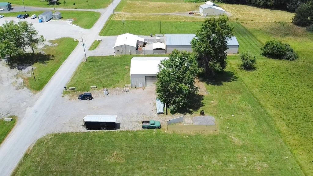 Image 2 of property listing at 9422 E Bellview Road, Mt Vernon, IL 62864