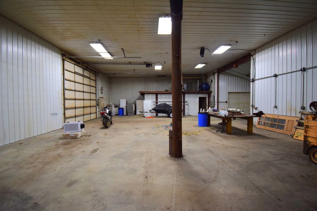 Image 11 of property listing at 9422 E Bellview Road, Mt Vernon, IL 62864