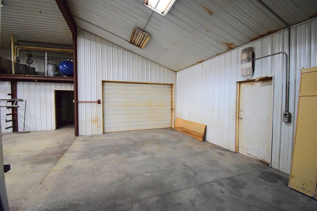 Image 12 of property listing at 9422 E Bellview Road, Mt Vernon, IL 62864