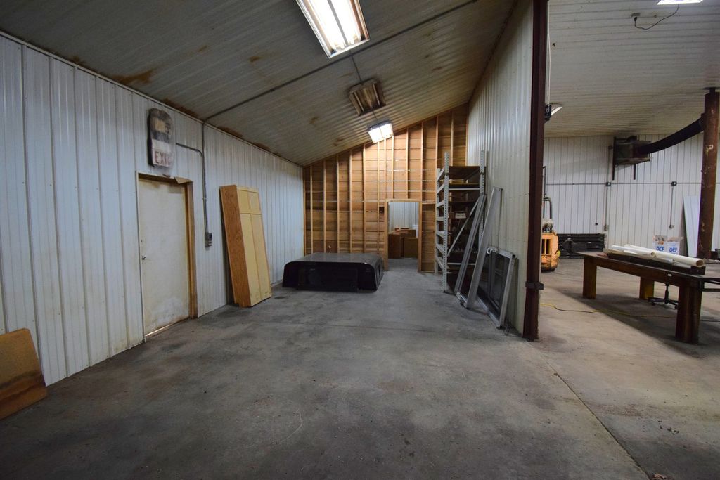 Image 13 of property listing at 9422 E Bellview Road, Mt Vernon, IL 62864