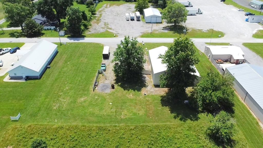 Image 3 of property listing at 9422 E Bellview Road, Mt Vernon, IL 62864