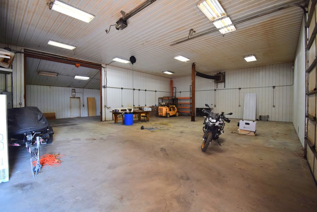 Image 7 of property listing at 9422 E Bellview Road, Mt Vernon, IL 62864