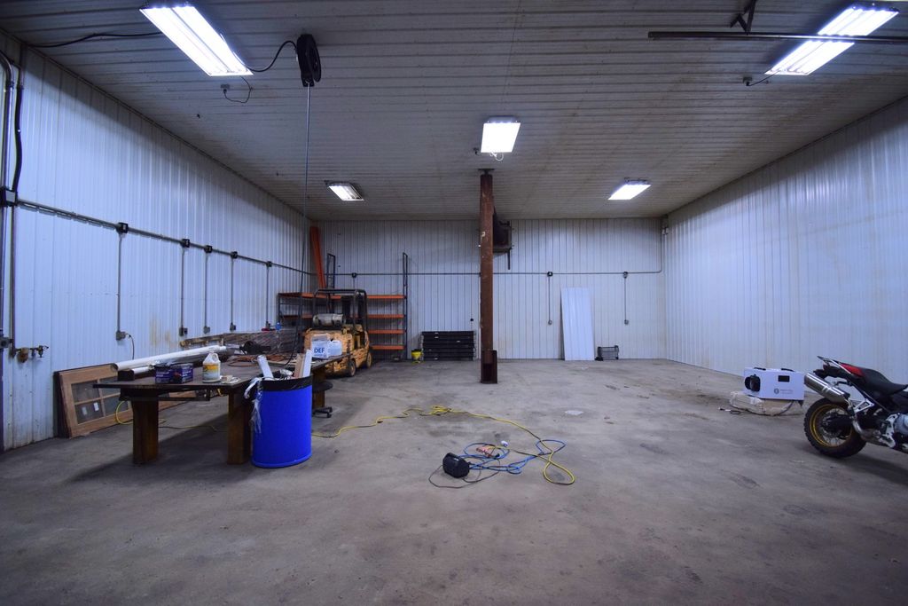 Image 9 of property listing at 9422 E Bellview Road, Mt Vernon, IL 62864