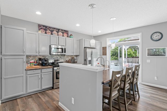 4689 Heritage Parkway N, Hugo, MN 55038
