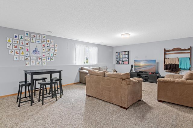 4689 Heritage Parkway N, Hugo, MN 55038