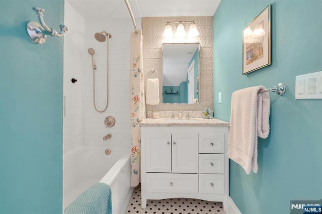 561 Lincoln Avenue, Glen Rock, NJ 07452