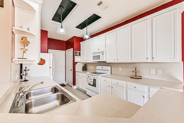 487 Folk Crest Lane, Dickinson, TX 77539