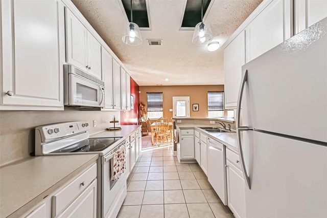 487 Folk Crest Lane, Dickinson, TX 77539