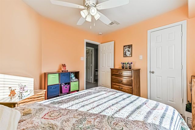 487 Folk Crest Lane, Dickinson, TX 77539