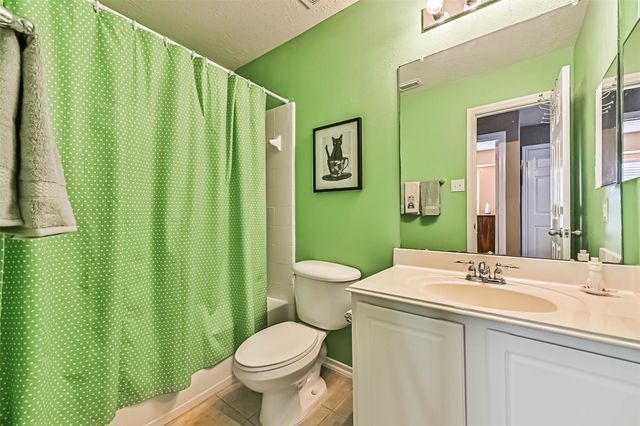 487 Folk Crest Lane, Dickinson, TX 77539