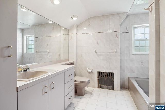 1144 Sussex Road, Teaneck, NJ 07666
