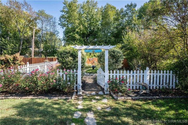 808 Acorn Lane, Jeffersonville, IN 47130