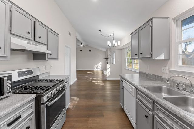 903 E Logan ST E, Round Rock, TX 78664