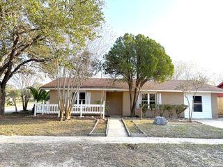1212 fairview, Beeville, TX 78102