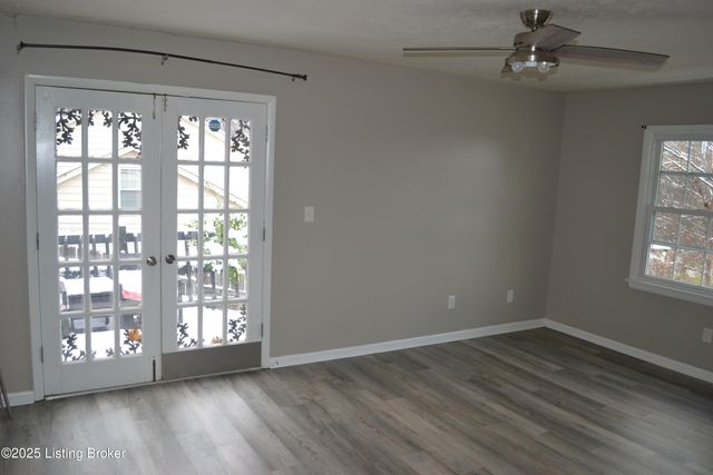 1218 Constitution Dr, Louisville, KY 40214