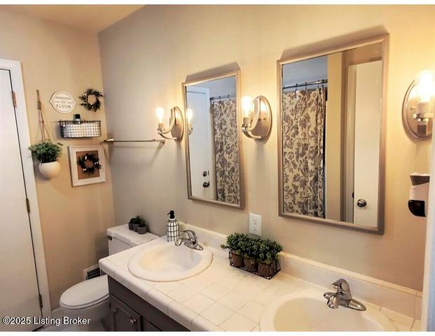 1218 Constitution Dr, Louisville, KY 40214